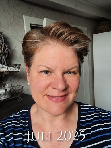 Anfang Juli 2025: heute sind es 37 Grad draußen!!! Die Haare wellen sich :-))) Ich finde, im Vergleich zum letzten Monat sind sie tatsächlich schon etwas gewachsen!