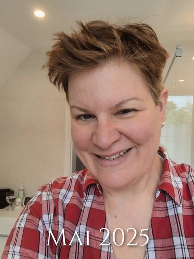 Anfang Mai 2025: frisch vom Friseur und frisch Pflanzenhaarfarbe im Haar. Abends habe ich die Farbe gleich wieder ausgewaschen (normalerweise muss sie 3 Tage lang "ziehen", bevor man waschen darf), da ich doch lieber wieder heller werden möchte.
