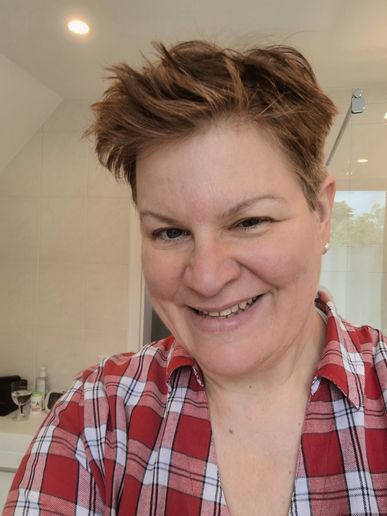 Anfang Mai 2025: frisch vom Friseur und frisch Pflanzenhaarfarbe im Haar. Abends habe ich die Farbe gleich wieder ausgewaschen (normalerweise muss sie 3 Tage lang "ziehen", bevor man waschen darf), da ich doch lieber wieder heller werden möchte.